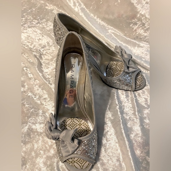 Gorgeous silver glitter pumps with silver bow peek a boo toe. 506 - Picture 3 of 9